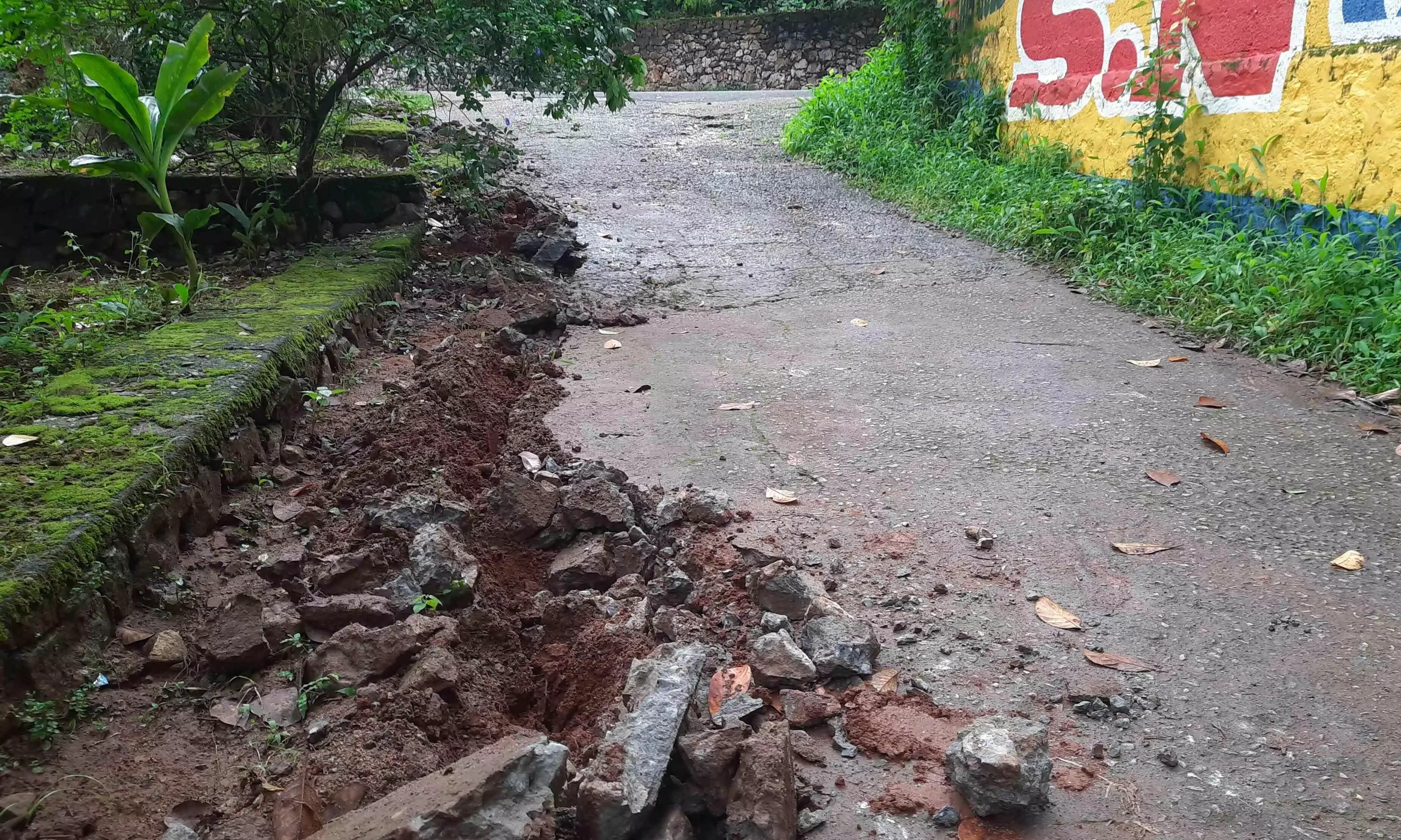 പൊട്ടിയ പൈപ്പുകൾ മാറ്റുന്നതിനായി റോഡ് കുത്തിപ്പൊളിച്ചു; പഞ്ചായത്തിന് ലക്ഷങ്ങളുടെ നഷ്ടം പൊട്ടിയ പൈപ്പുകൾ മാറ്റുന്നതിനായി റോഡ് കുത്തിപ്പൊളിച്ചു; പഞ്ചായത്തിന് ലക്ഷങ്ങളുടെ നഷ്ടം