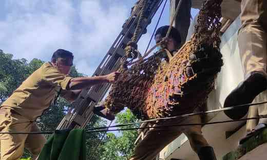 കോൺക്രീറ്റിനിടെ ഹൃദയാഘാതത്തെ തുടർന്ന് കെട്ടിടത്തിന് മുകളിൽ അകപ്പെട്ട ആൾക്ക് ഫയർ ഫോഴ്സ് രക്ഷകരായി കോൺക്രീറ്റിനിടെ ഹൃദയാഘാതത്തെ തുടർന്ന് കെട്ടിടത്തിന് മുകളിൽ അകപ്പെട്ട ആൾക്ക് ഫയർ ഫോഴ്സ് രക്ഷകരായി