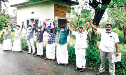 ടോ​ൾബൂ​ത്ത് പൊ​ളി​ച്ചു നീ​ക്കാ​ത്ത​തി​നെ​തി​രെ മ​നു​ഷ്യ​മ​തി​ൽ
