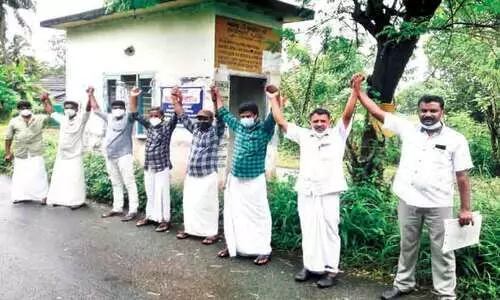 ടോ​ൾബൂ​ത്ത് പൊ​ളി​ച്ചു നീ​ക്കാ​ത്ത​തി​നെ​തി​രെ മ​നു​ഷ്യ​മ​തി​ൽ