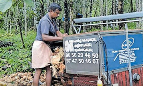 തേങ്ങ പൊതിക്കുന്ന യന്ത്രം കണ്ടുപിടിച്ച് അഭിലാഷ്