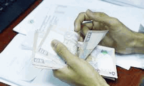 ഒ​മാ​നി​ൽ​നി​ന്നു​ള്ള വി​ദേ​ശി​ക​ളു​ടെ  പ​ണ​മ​യ​ക്ക​ൽ കു​റ​ഞ്ഞു