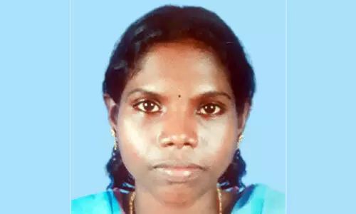 ആ​ദി​വാ​സി യു​വ​തി ദു​രൂ​ഹ സാ​ഹ​ച​ര്യ​ത്തി​ൽ വ​ന​ത്തി​ൽ മ​രി​ച്ച നി​ല​യി​ല്‍