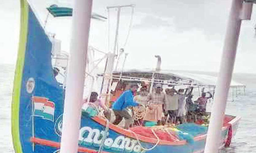 ക​ട​ലി​ൽ കു​ടു​ങ്ങി​യ വ​ള്ള​ത്തി​ലെ തൊ​ഴി​ലാ​ളി​ക​ളെ ര​ക്ഷ​ിച്ചു