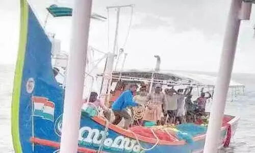 ക​ട​ലി​ൽ കു​ടു​ങ്ങി​യ വ​ള്ള​ത്തി​ലെ തൊ​ഴി​ലാ​ളി​ക​ളെ ര​ക്ഷ​ിച്ചു