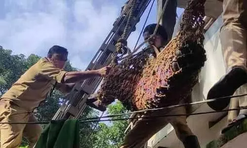 കോൺക്രീറ്റിനിടെ ഹൃദയാഘാതത്തെ തുടർന്ന് കെട്ടിടത്തിന്​ മുകളിൽ അകപ്പെട്ട ആൾക്ക് ഫയർ ഫോഴ്സ് രക്ഷകരായി