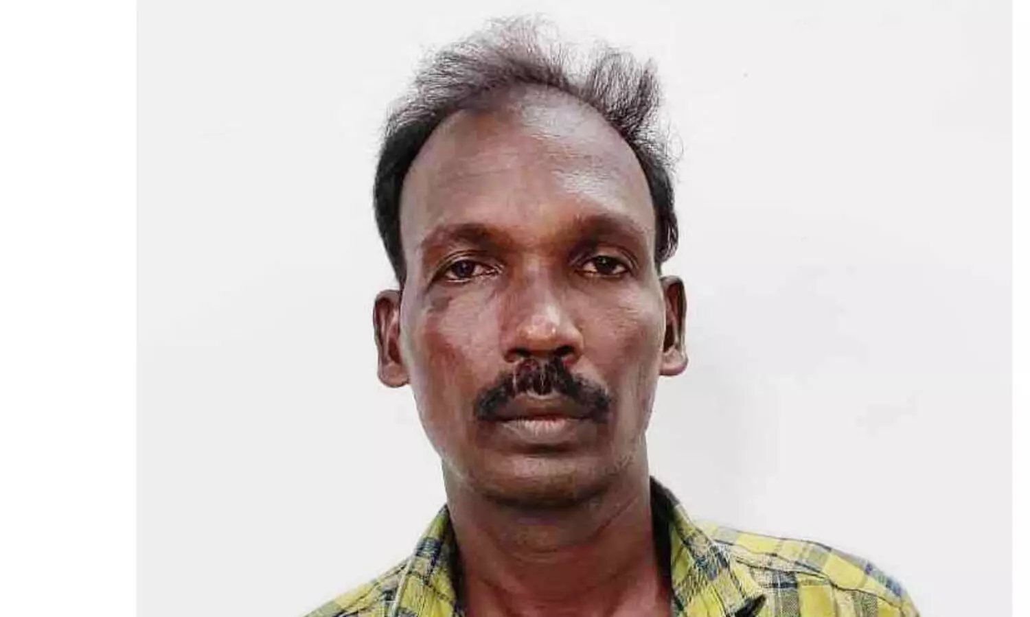 രാത്രി കടയുടെ ഷട്ടറിനോട് ചേർന്ന് തുണി വിരിച്ച്​ കിടക്കും, തുടർന്ന്​ താഴ്​ അറക്കും; പിടികിട്ടാപ്പുള്ളി പൊലീസ്​ വലയിലായി