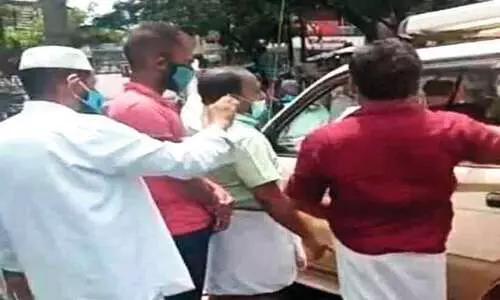 അ​ന്ത​ർ സം​സ്ഥാ​ന തൊ​ഴി​ലാ​ളി​യി​ൽ​നി​ന്ന് പ​ഴ്സ് വാ​ങ്ങി സെ​ക്ട​റ​ൽ മ​ജി​സ്ട്രേ​റ്റ് വെ​ട്ടി​ലാ​യി