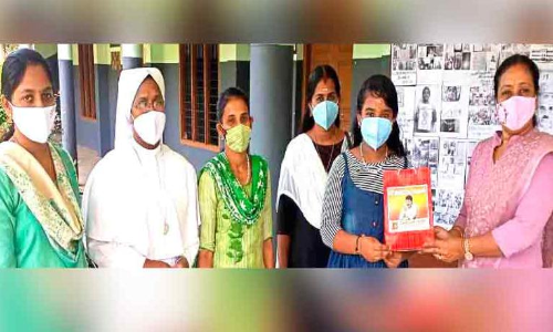 മമ്മൂട്ടിക്ക് അധ്യാപികയുടെ പിറന്നാള്‍ ആശംസ; മറുപടിയായി വിദ്യാര്‍ഥിനിക്ക്​ സ്മാര്‍ട്ട് ഫോണ്‍