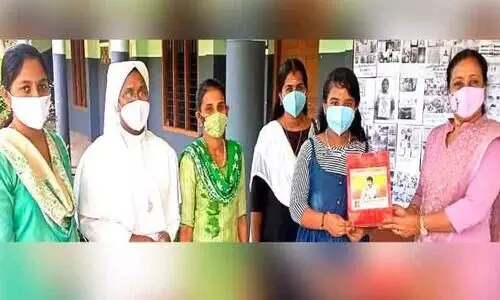 മമ്മൂട്ടിക്ക് അധ്യാപികയുടെ പിറന്നാള്‍ ആശംസ; മറുപടിയായി വിദ്യാര്‍ഥിനിക്ക്​ സ്മാര്‍ട്ട് ഫോണ്‍