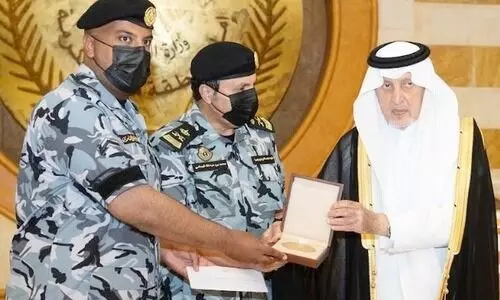 ഉംറ തീർഥാടകന്​ കുട നൽകിയ സുരക്ഷ ഉദ്യോഗസ്ഥന്​ മക്ക ഗവർണറുടെ ആദരം