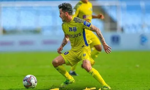 മൂന്ന് ചുവപ്പ് കാർഡ്, പിന്നാലെ ബെംഗളൂരു എഫ്.സിയോട് തോറ്റ് കേരള ബ്ലാസ്റ്റേഴ്സ് മൂന്ന് ചുവപ്പ് കാർഡ്, പിന്നാലെ ബെംഗളൂരു എഫ്.സിയോട് തോറ്റ് കേരള ബ്ലാസ്റ്റേഴ്സ്