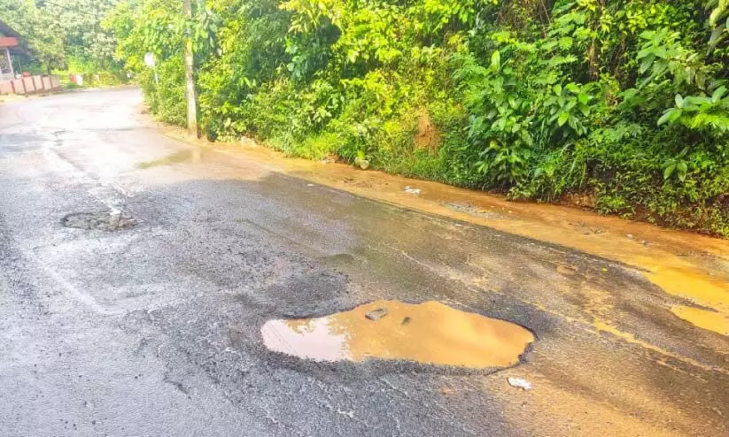 അപകടക്കെണിയൊരുക്കി റോഡിലെ കുഴികൾ
