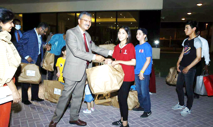 ഇന്ത്യയുടെ സ്നേഹവും സമ്മാനവുമായി അംബാസഡർ അഫ്ഗാൻ ക്യാമ്പിൽ ഇന്ത്യയുടെ സ്നേഹവും സമ്മാനവുമായി അംബാസഡർ അഫ്ഗാൻ ക്യാമ്പിൽ