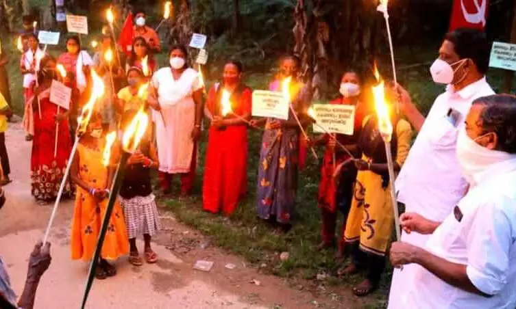 മാവോവാദി ഭീഷണിക്കെതിരെ സി.പി.എം പന്തംകൊളുത്തി പ്രതിഷേധിച്ചു