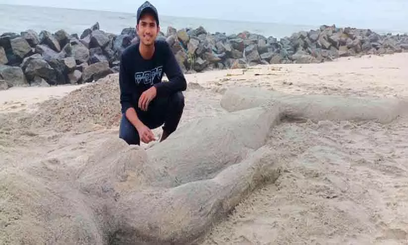 കൗതുകമായി മണലിൽ തീർത്ത മത്സ്യകന്യക