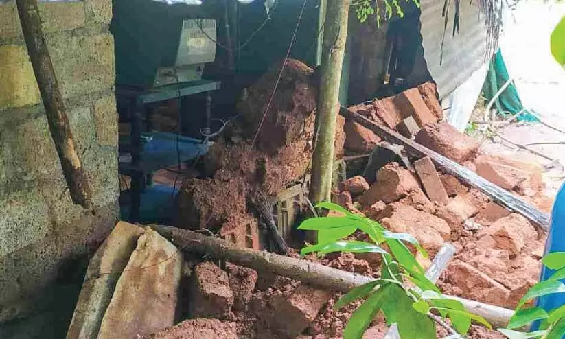 മഴയിൽ വീട് നിലംപൊത്തി: താമസിക്കാനിടമില്ലാതെ കുഞ്ഞുകുട്ടനും കുടുംബവും മഴയിൽ വീട് നിലംപൊത്തി: താമസിക്കാനിടമില്ലാതെ കുഞ്ഞുകുട്ടനും കുടുംബവും