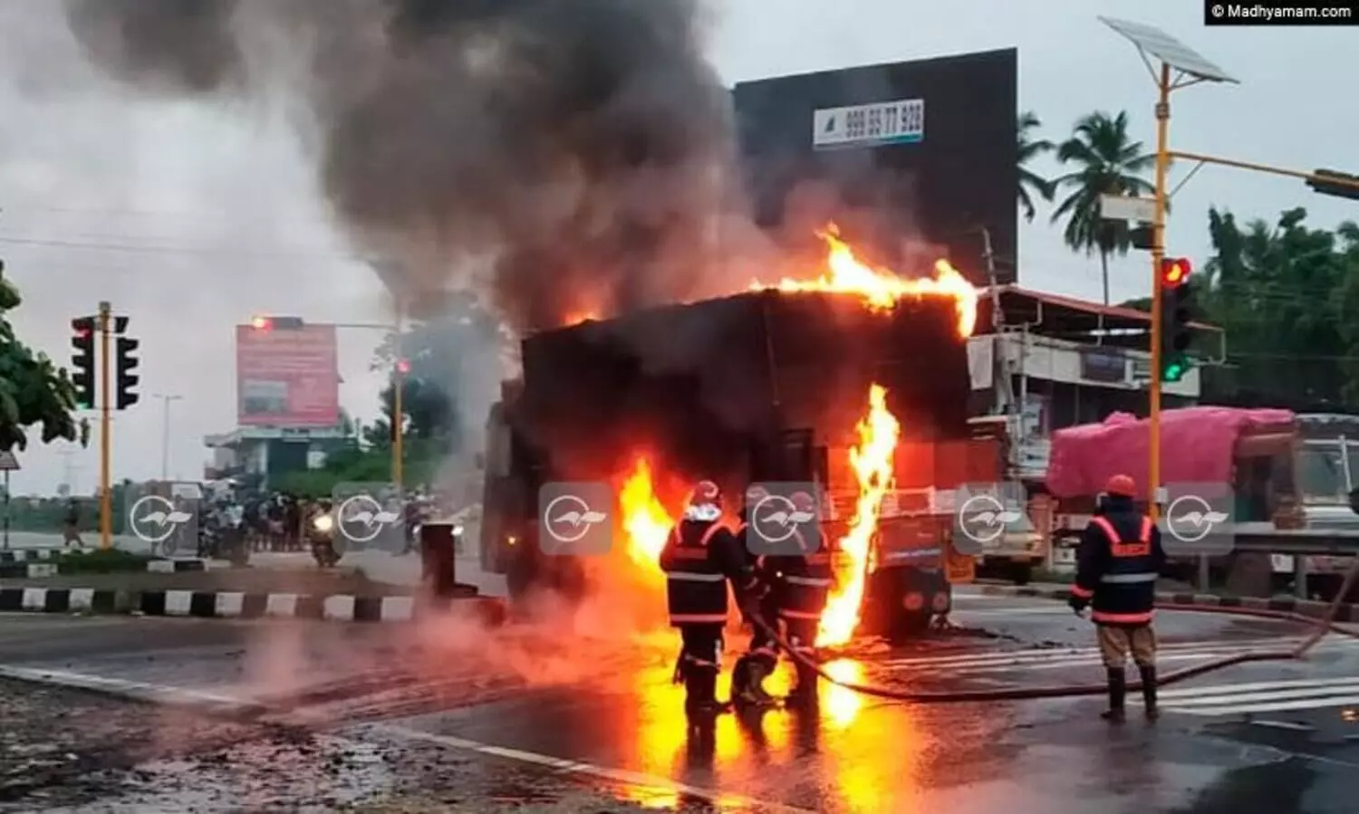 പാലക്കാട് - തൃശൂർ ദേശീയപാതയില്‍ ഡീസല്‍ ടാങ്ക് പൊട്ടി ലോറിക്ക്​ തീപിടിച്ചു