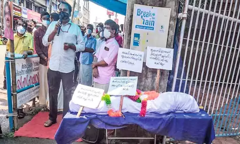 പൊതുശ്മശാനം ആധുനികവത്കരിക്കാൻ നഗരസഭക്ക് മുന്നിൽ ഒറ്റയാൾ ഉപവാസം