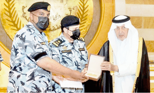 തീർഥാടകന്​ കുട നൽകിയ സുരക്ഷ:  ഉദ്യോഗസ്ഥന്​ മക്ക ഗവർണറുടെ ആദരം