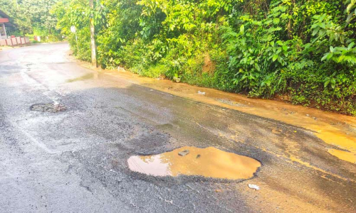 അപകടക്കെണിയൊരുക്കി റോഡിലെ കുഴികൾ