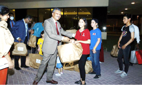 ഇന്ത്യയുടെ സ്​നേഹവും സമ്മാനവുമായി അംബാസഡർ അഫ്​ഗാൻ ക്യാമ്പിൽ