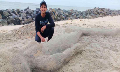 കൗതുകമായി മണലിൽ തീർത്ത മത്സ്യകന്യക