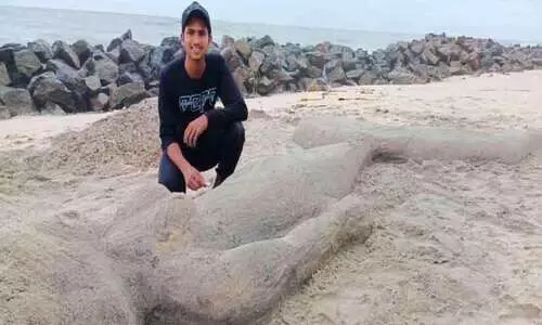 കൗതുകമായി മണലിൽ തീർത്ത മത്സ്യകന്യക