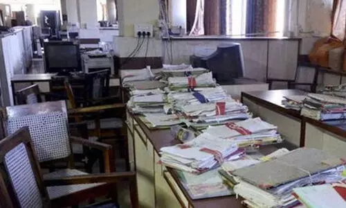 ഭൂമി തരം മാറ്റാൻ അപേക്ഷകരുടെ നീണ്ട കാത്തിരിപ്പ്;  അ​പേ​ക്ഷ​ക​ൾ കു​ന്നോ​ളം; സെ​ക്​​ഷ​ൻ ക്ല​ർ​ക്കു​ക​ൾ ആ​ഴ്ച​യി​ലൊ​രു​ദി​വ​സം മെ​ഗാ തീ​ർ​പ്പാ​ക്ക​ലി​ൽ