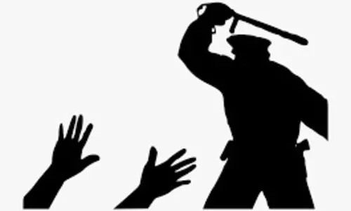 കാസർകോട്​ മൊബൈല്‍ കട ആക്രമിച്ച ഏഴ് പൊലീസുകാര്‍ക്കെതിരെ കേസെടുക്കാന്‍ കോടതി നിര്‍ദേശം