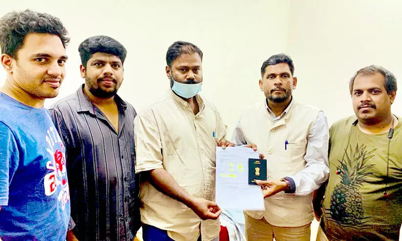 അഞ്ചുവർഷത്തെ കാത്തിരിപ്പിനൊടുവിൽ അൻസിൽ റാഫേൽ നാടണഞ്ഞു അഞ്ചുവർഷത്തെ കാത്തിരിപ്പിനൊടുവിൽ അൻസിൽ റാഫേൽ നാടണഞ്ഞു