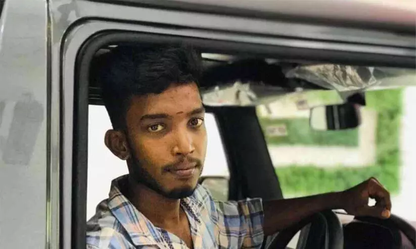 യുവാക്കള് സഞ്ചരിച്ച ബൈക്ക് നിയന്ത്രണം വിട്ട് മറിഞ്ഞ് ഒരാള് മരിച്ചു; ഒപ്പം സഞ്ചരിച്ചയാൾക്കും കാല്നടയാത്രക്കാരിക്കും പരുക്ക് യുവാക്കള് സഞ്ചരിച്ച ബൈക്ക് നിയന്ത്രണം വിട്ട് മറിഞ്ഞ് ഒരാള് മരിച്ചു; ഒപ്പം സഞ്ചരിച്ചയാൾക്കും കാല്നടയാത്രക്കാരിക്കും പരുക്ക്