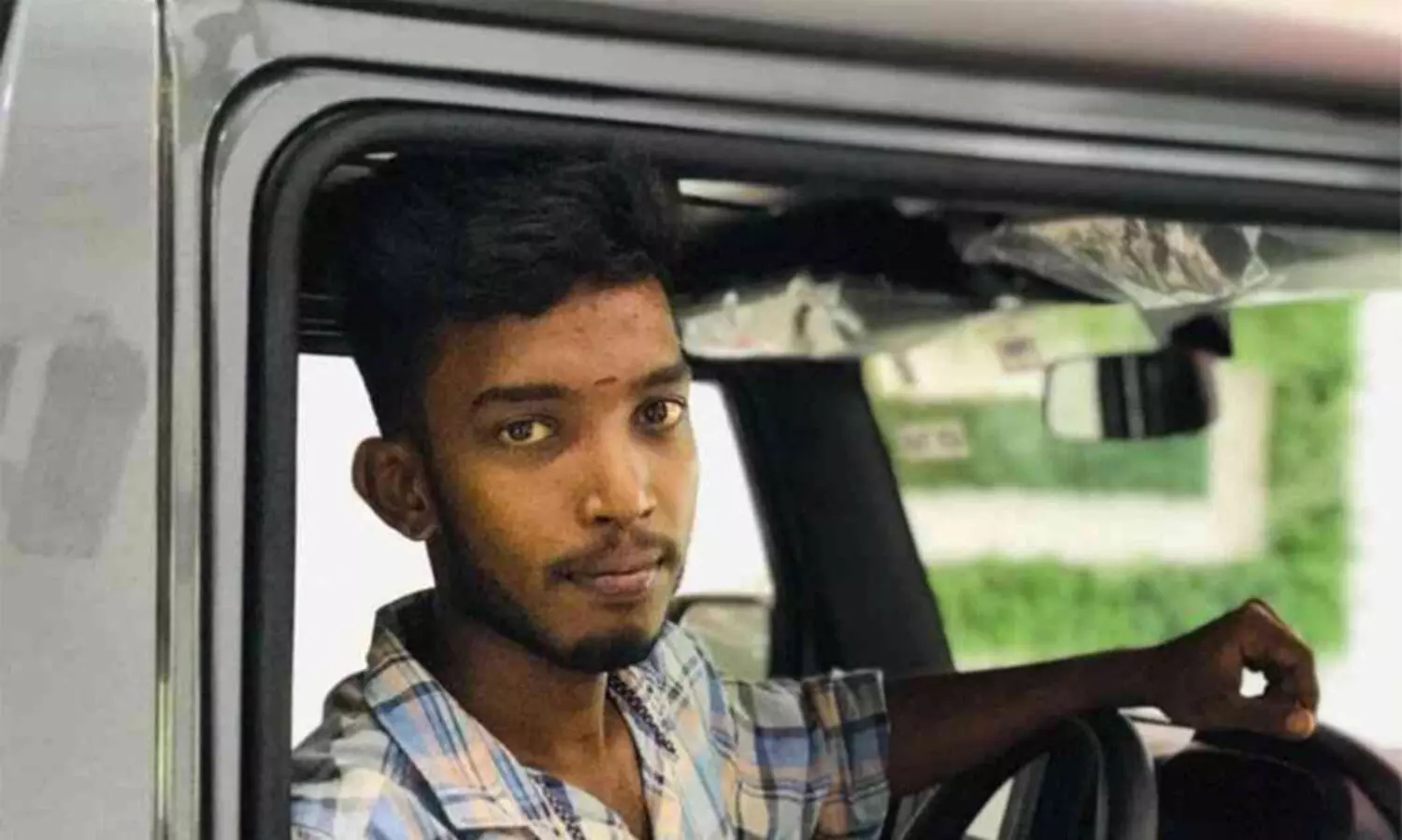 യുവാക്കള്‍ സഞ്ചരിച്ച ബൈക്ക് നിയന്ത്രണം വിട്ട് മറിഞ്ഞ് ഒരാള്‍ മരിച്ചു; ഒപ്പം സഞ്ചരിച്ചയാൾക്കും കാല്‍നടയാത്രക്കാരിക്കും പരുക്ക്