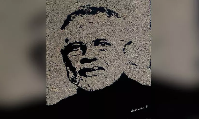 അരിമണിയിൽ മോദിയുടെ ചിത്രം സൃഷ്ടിച്ച് വിദ്യാർഥി അരിമണിയിൽ മോദിയുടെ ചിത്രം സൃഷ്ടിച്ച് വിദ്യാർഥി