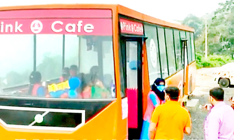 സഞ്ചാരികളിൽ കൗതുകം നിറച്ച് ആനവണ്ടി പോലൊരു വിശ്രമകേന്ദ്രം സഞ്ചാരികളിൽ കൗതുകം നിറച്ച് ആനവണ്ടി പോലൊരു വിശ്രമകേന്ദ്രം