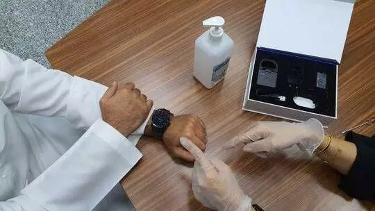 വിദേശത്തു നിന്നെത്തുന്നവർക്ക് അബൂദബിയിൽ റിസ്റ്റ് ബാന്‍ഡ് ഒഴിവാക്കി