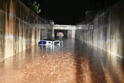 കാർ സബ്വേയിലെ െവള്ളത്തിൽ മുങ്ങി; വനിത ഡോക്ടർ മരിച്ചു കാർ സബ്വേയിലെ െവള്ളത്തിൽ മുങ്ങി; വനിത ഡോക്ടർ മരിച്ചു