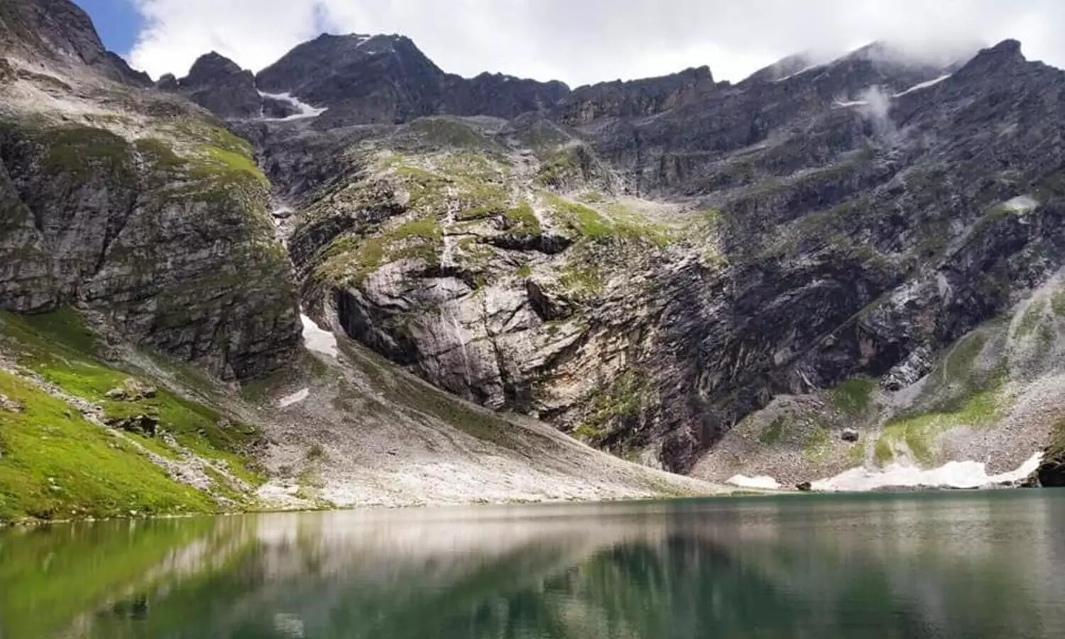 Gurudwara Shri Hemkund Sahib lake