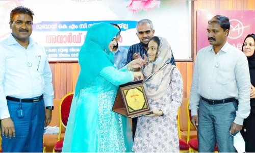 വിദ്യാർഥികളെ തൃശൂർ കെ.എം.സി.സി ആദരിച്ചു