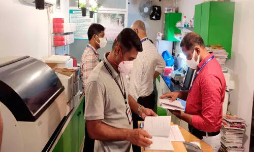 സാമ്പിൾ ശേഖരിക്കാതെ ആർ.ടി.പി.സി.ആർ നെഗറ്റിവ് സർട്ടിഫിക്കറ്റ്, ലാബ് പൂട്ടാൻ നഗരസഭ നോട്ടീസ് നൽകി സാമ്പിൾ ശേഖരിക്കാതെ ആർ.ടി.പി.സി.ആർ നെഗറ്റിവ് സർട്ടിഫിക്കറ്റ്, ലാബ് പൂട്ടാൻ നഗരസഭ നോട്ടീസ് നൽകി