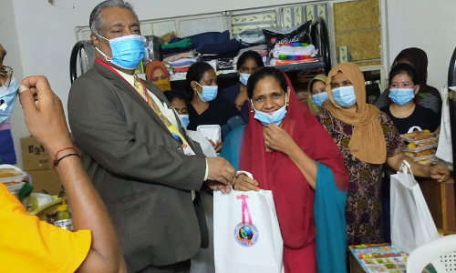 കാൻസർ കെയർ ഗ്രൂപ്​ വളൻറിയർമാർ ലേബർ ക്യാമ്പ്​ സന്ദർശിച്ചു