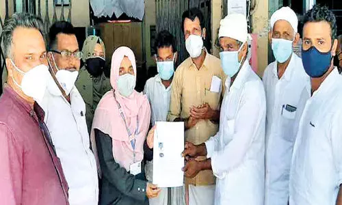 കി​ണ​ർ നി​ർ​മി​ക്കാ​ൻ സൗ​ജ​ന്യ​മാ​യി ഭൂ​മി ന​ൽ​കി മാ​തൃ​ക; ര​ണ്ട് ആ​ധാ​ര​വും പ​ഞ്ചാ​യ​ത്ത് ഏ​റ്റു​വാ​ങ്ങി