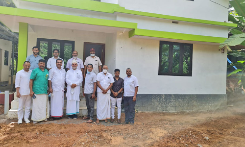 മ​സ്​​ക​ത്ത്​ കെ.​എം.​സി.​സി ചെ​ങ്ക​ള​യി​ലെ ബൈ​ത്തു​റ​ഹ്​​മ സ​മ​ർ​പ്പി​ച്ചു