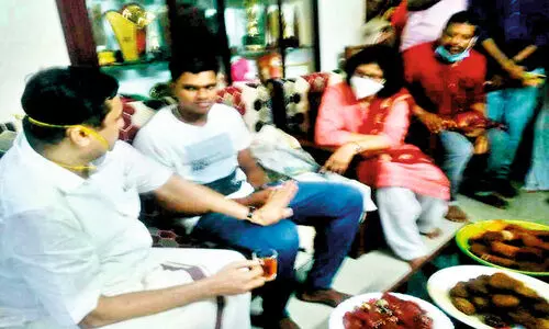 കായികതാരം അബ്​ദുൽ റസാഖിനെ അഭിനന്ദിക്കാൻ മന്ത്രിയെത്തി