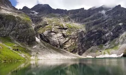 Gurudwara Shri Hemkund Sahib lake