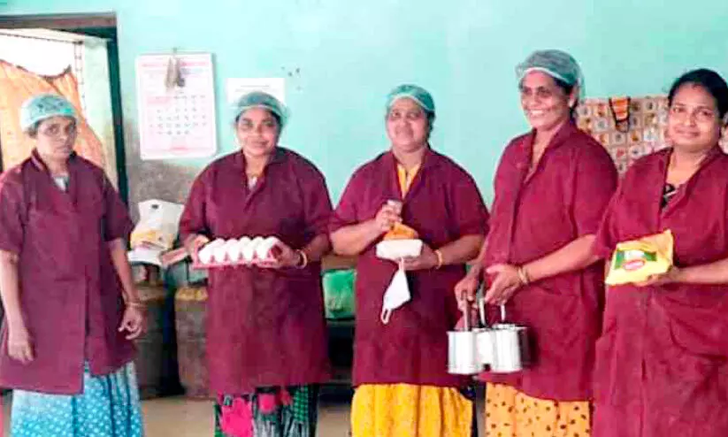 അന്നമൂട്ടാന് അമ്മമാര്; ശ്രദ്ധേയമായി ആര്യനാട്ടെ ജനകീയ ഹോട്ടല് അന്നമൂട്ടാന് അമ്മമാര്; ശ്രദ്ധേയമായി ആര്യനാട്ടെ ജനകീയ ഹോട്ടല്