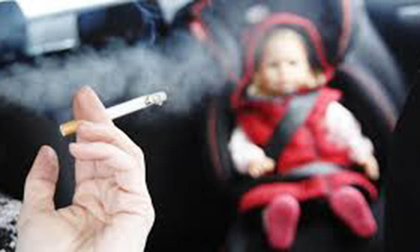 വാഹനത്തിൽ കുട്ടികൾ ഉള്ളപ്പോൾ പുകവലിച്ചാൽ 10,000 ദിർഹം പിഴ വാഹനത്തിൽ കുട്ടികൾ ഉള്ളപ്പോൾ പുകവലിച്ചാൽ 10,000 ദിർഹം പിഴ