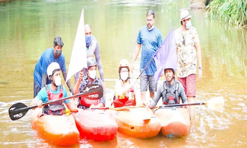 ടൂറിസം പ്രതീക്ഷകൾക്ക് ചിറകുപകർന്ന്​  കക്കാട്ടാറിൽ കയാക്കിങ്​ ട്രയൽ റൺ