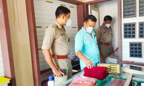 മുക്കുപണ്ട തട്ടിപ്പ്: ജ്വല്ലറിയിൽ പൊലീസ് പരിശോധന