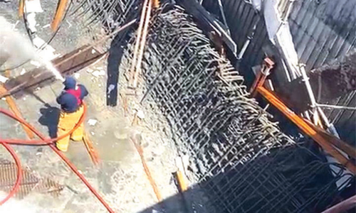 റോഡ്​ നവീകരണത്തിനിടെ തൂൺ തകർന്നു